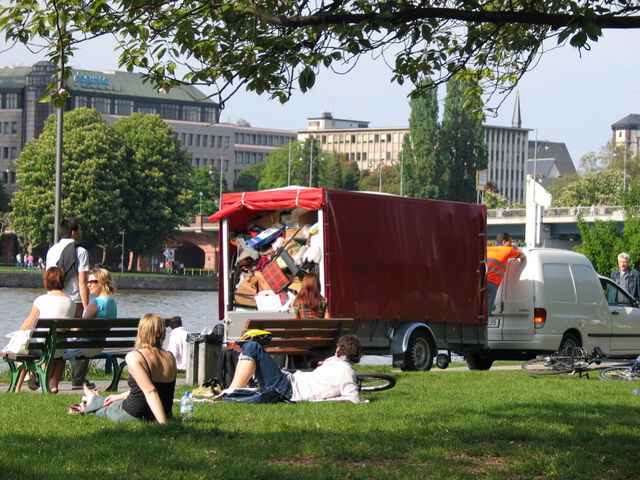 Gerümpeltransport am Mainufer