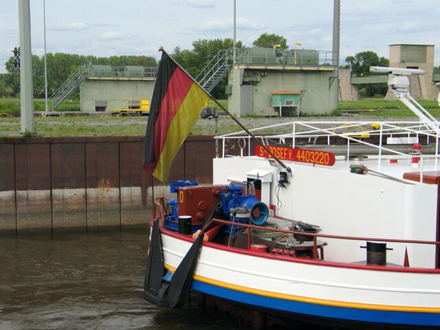 Schiff in der Schleuse