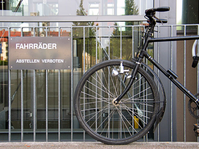 Fahrräder abstellen verboten!