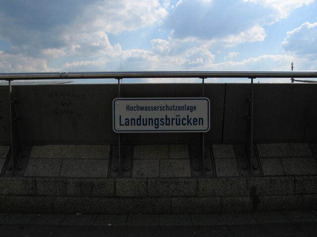 An den Landungsbrücken raus...