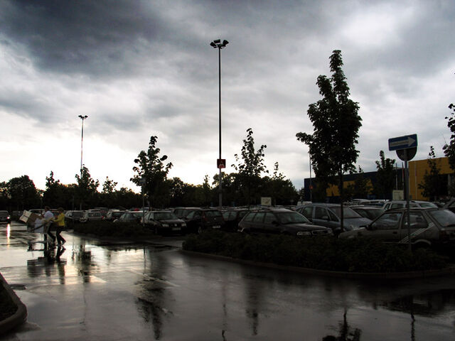 Schwedischer Einkauf im Regen