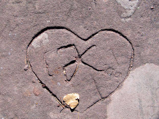Felsen mit Herz und Blatt
