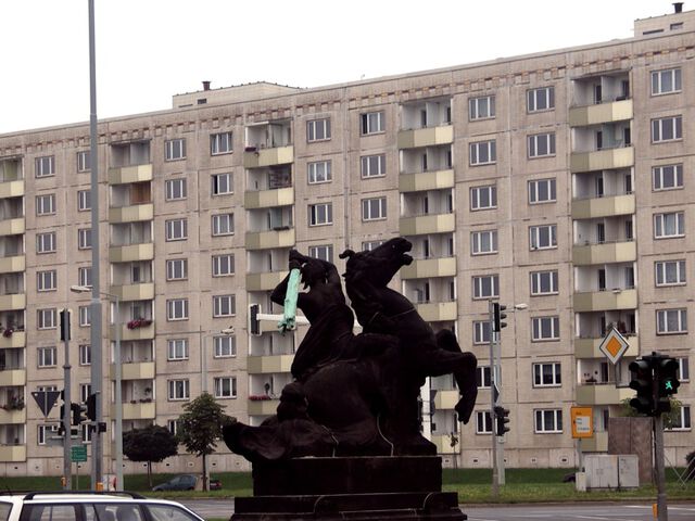 Steinerner Krieger vs. Plattenbau