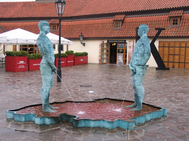 Urinierende Figuren