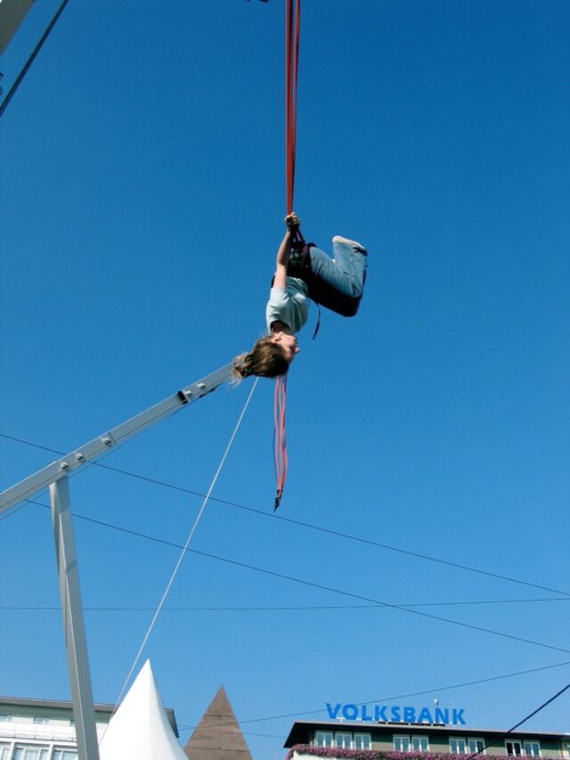 Girl schlägt Salto