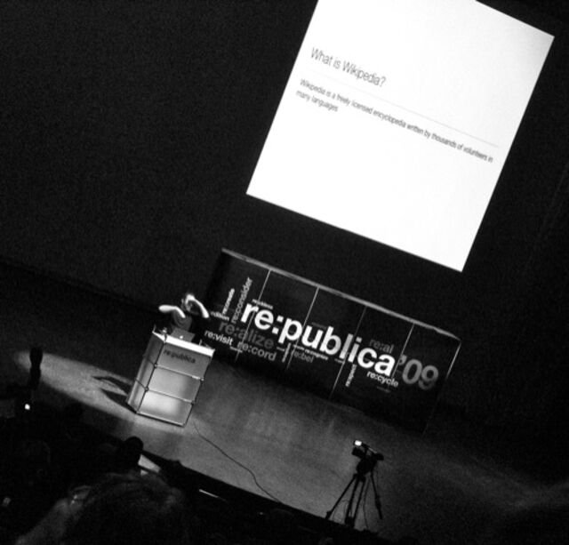 re:publica 09 - Jimbo Wales. Gut, dass er uns das mit Wikipedia mal erklärt hat...