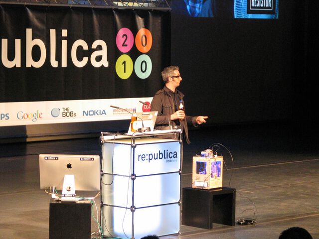 re:publica 10 - Bre Pettis mit dem MakerBot