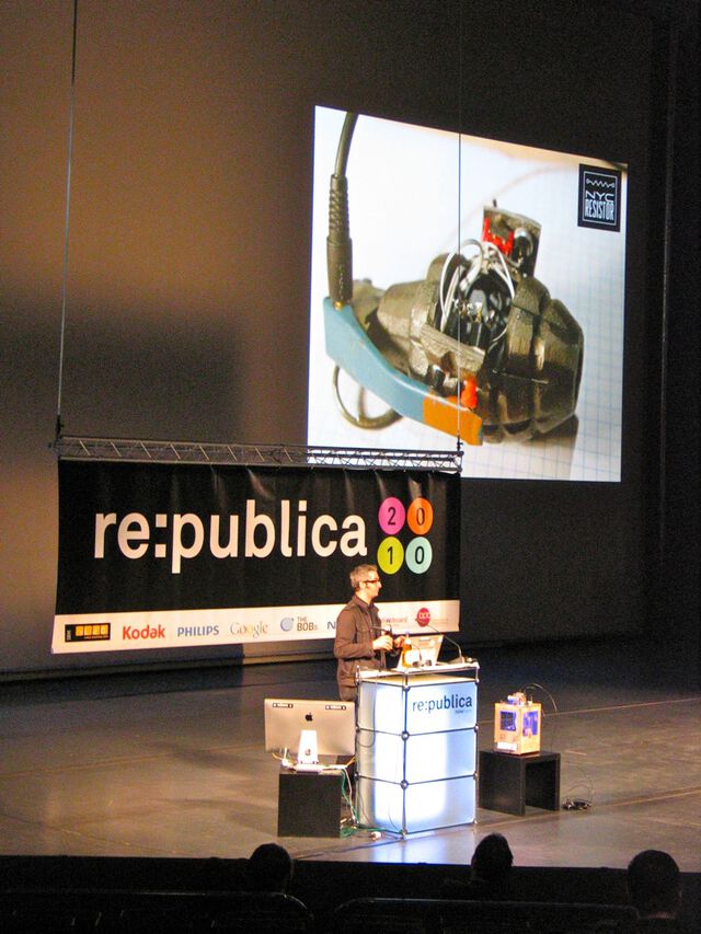 re:publica 10 - Bre Pettis mit dem MakerBot