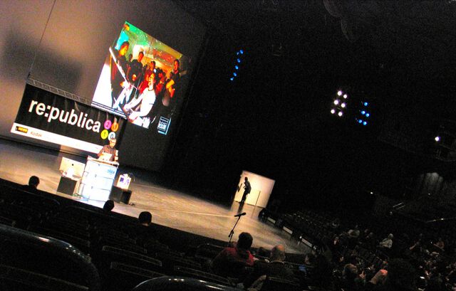 re:publica 10 - Bre Pettis mit dem MakerBot