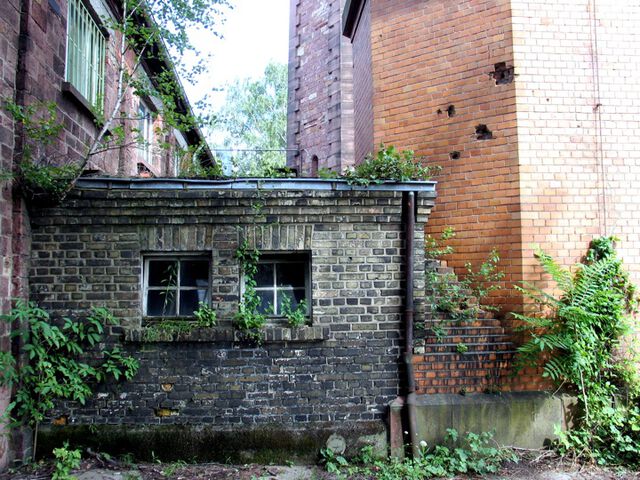 Am Fuße des alten Wasserturms