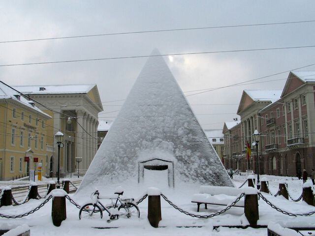 Pyramide im Schnee