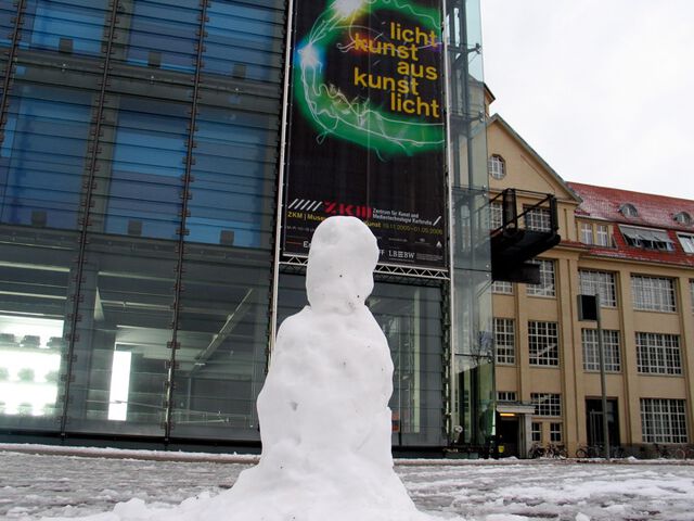 Schneemann vor dem ZKM