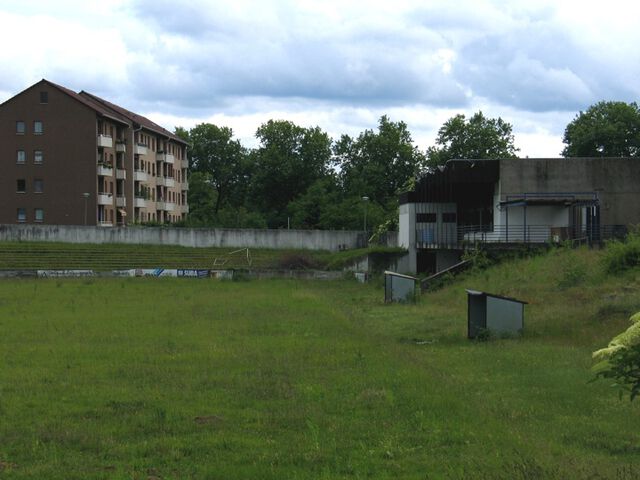 Verrottendes Vereinsheim und Haupttribüne