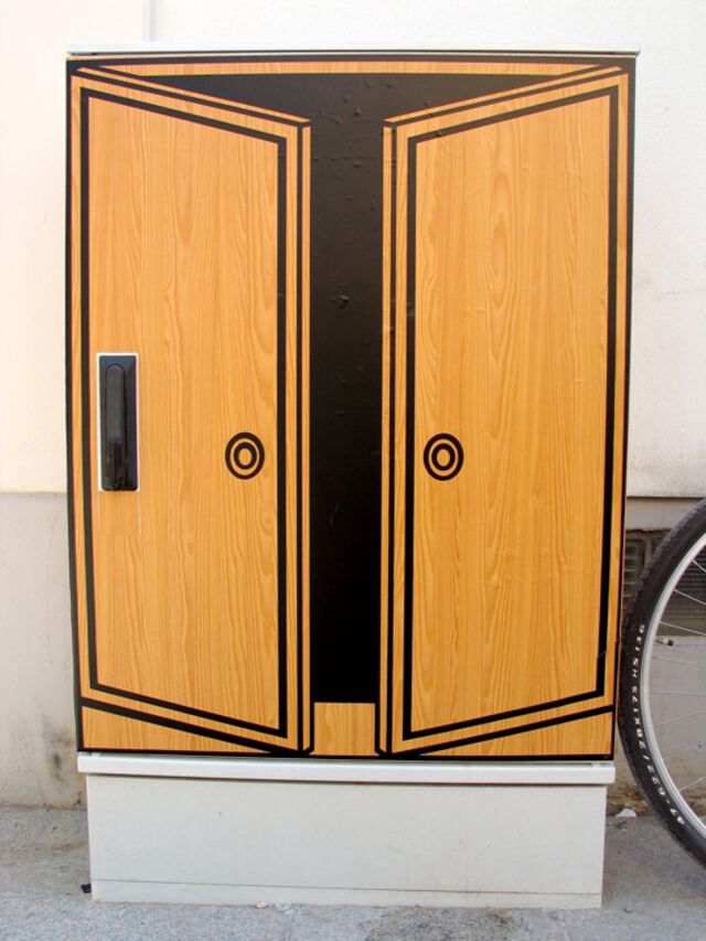 Stromschrank an einer Prise Vorderrad