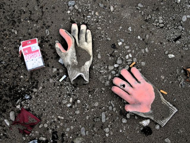 Abgerissene Hände und Zigaretten