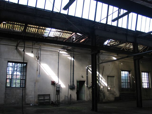 Die Sonne in der verfallenen Halle