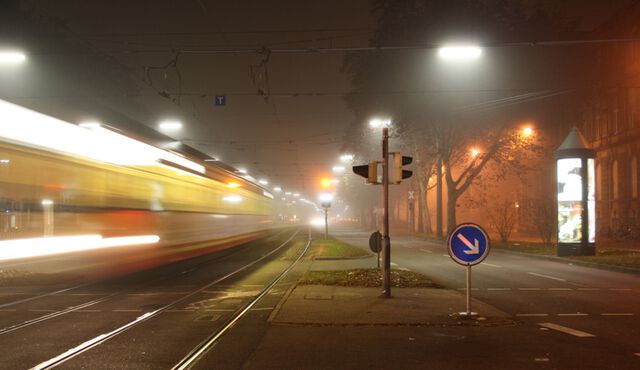 Straße mit Bahn