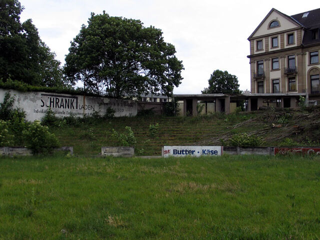KFV-Stadion: Südkurve mit Kassenhäuschen