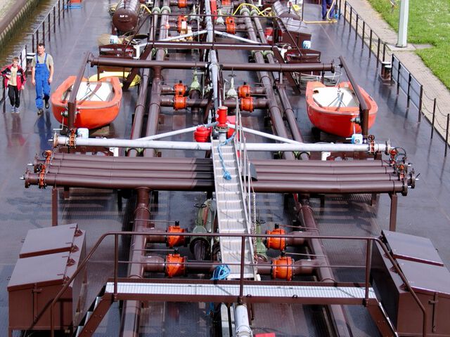 Zwei auf dem Schiff in der Schleuse