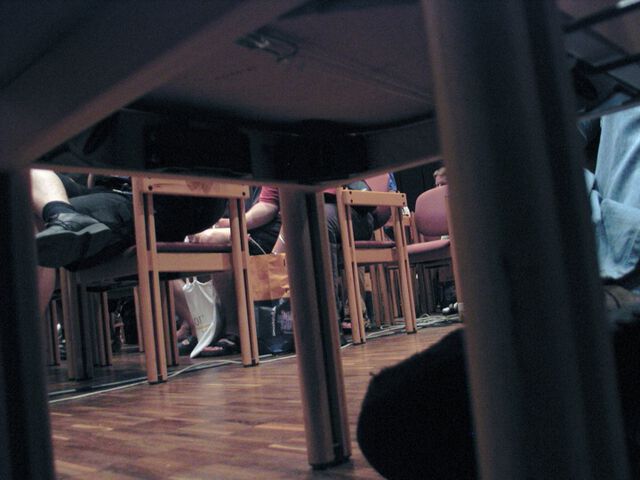 Blick unter den Tisch