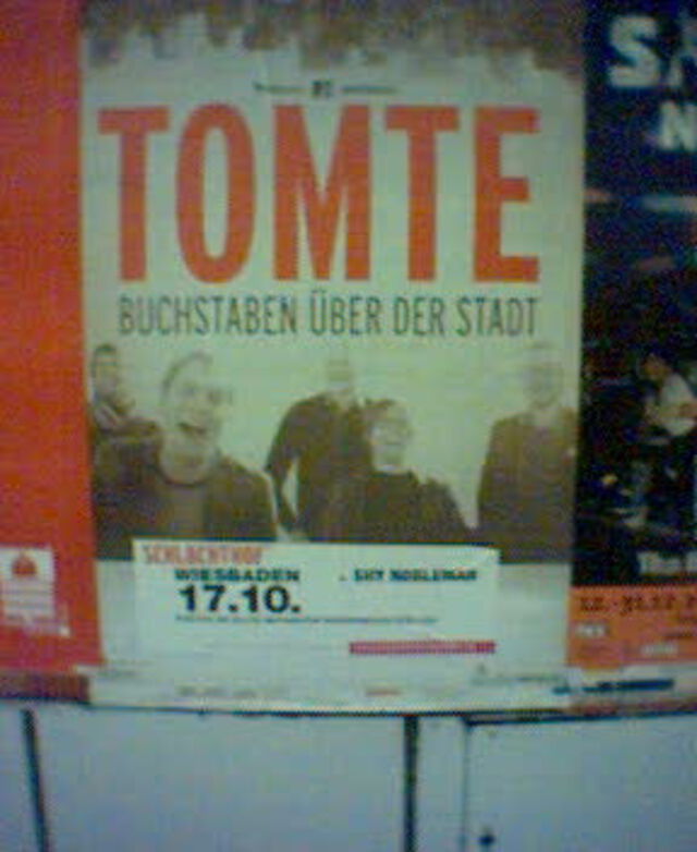 Buchstaben über der Stadt. Bald.